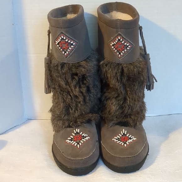 Minnetonka Winter Boots Tall Suede Beaded Furry Tassels Mukluks Womens Size 8 - Picture 1 of 13
